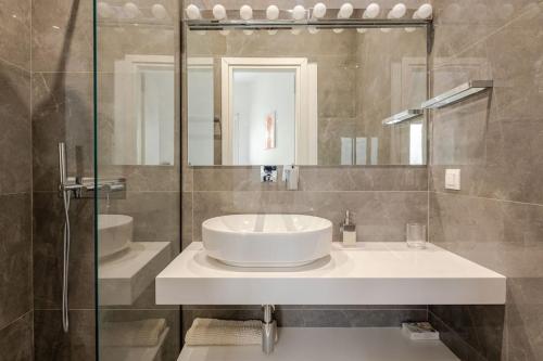 130m Luxury apartment in the heart of Athens
