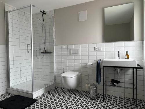 a bathroom with a shower and a toilet and a sink at Apartment IV DomBlick - DOM apartments Fulda in Fulda