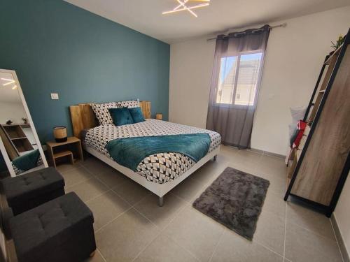 une chambre avec un lit et une fenêtre dans l'établissement Perroquet & Koala 2 logements 10min du zoo de Beauval et proche château, à Saint-Romain-sur-Cher