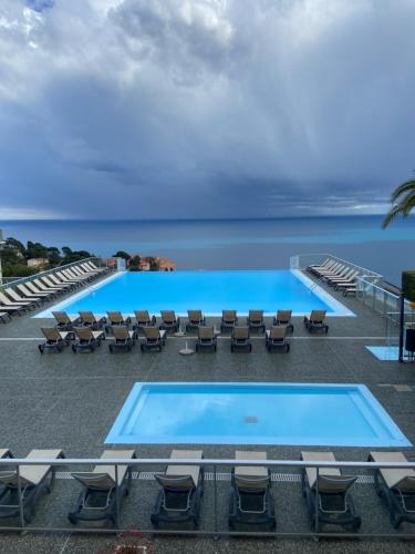 Bazén v ubytování MONACO DOORS 3 Vue Mer, Piscine, Parking nebo v jeho okolí