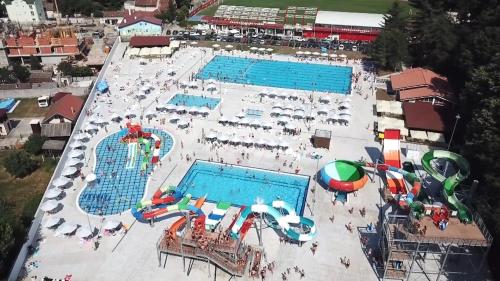 uma vista aérea de um parque aquático com várias piscinas em Ilić dvosoban apartman em Ub