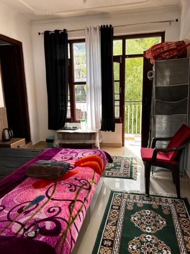 - une chambre avec un lit, une chaise et une fenêtre dans l'établissement Nature's View Homestay, Travellers, à McLeod Ganj