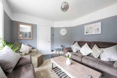 a living room with a couch and a table at Beautiful 4 Bedroom House by the River in Southampton
