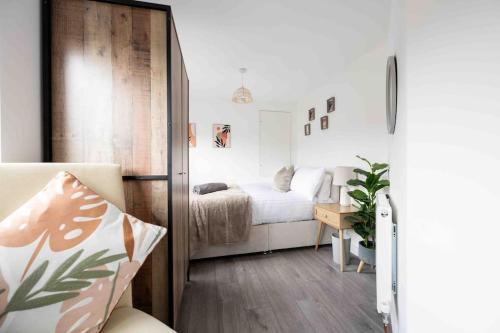 a small bedroom with a bed and a desk at Beautiful 4 Bedroom House by the River in Southampton
