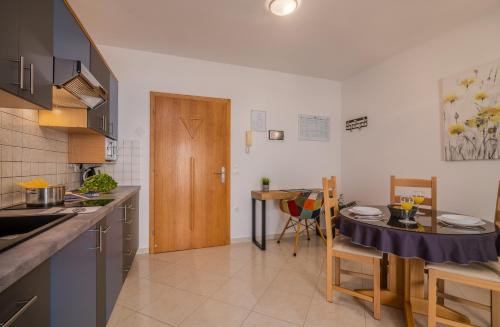 une cuisine avec une table et une salle à manger dans l'établissement Apartments Kvarner 2, à Malinska