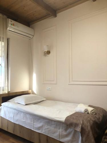 Ein Bett oder Betten in einem Zimmer der Unterkunft Guest House Anahit Ijevan