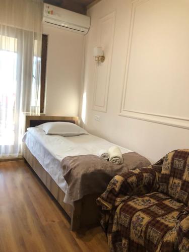 Ein Bett oder Betten in einem Zimmer der Unterkunft Guest House Anahit Ijevan