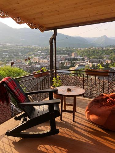 una sedia e un tavolo sul balcone con vista di Guest House Anahit Ijevan a Ijevan