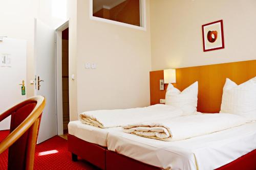 um quarto com 2 camas e lençóis brancos em Air in Berlin em Berlim