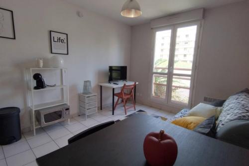 un salon avec un canapé et une table dans l'établissement Charming studio in Avignon, à Avignon