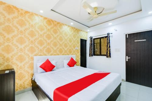 a bedroom with a bed and a ceiling fan at OYO Hotel Amber Palace in Bārmer