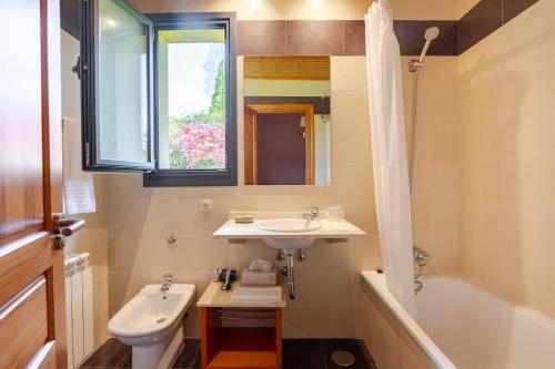 uma casa de banho com um lavatório, um WC e uma banheira em Almarinae apartamentos em Castiello de la Marina