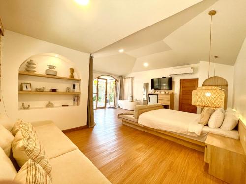 1 dormitorio grande con 1 cama y 1 sofá en Tonsak Resort, en Ko Samed