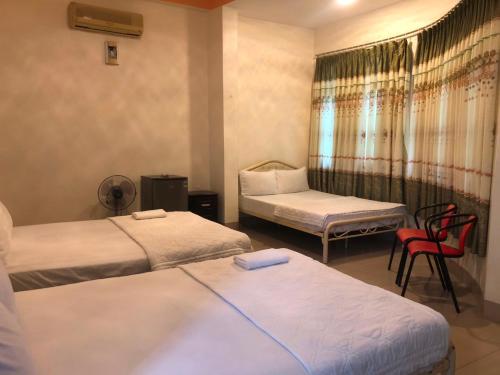 Katil atau katil-katil dalam bilik di Nam Dương 3 Hotel