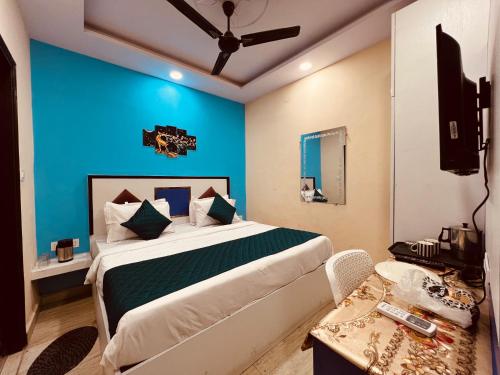 una camera con un grande letto con una parete blu di Hotel Metro View Near Adarsh Nagar Delhi Metro Station a Nuova Delhi