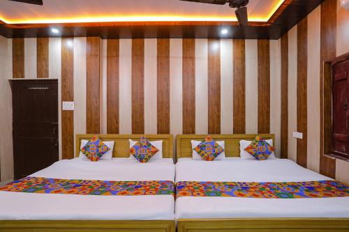 מיטה או מיטות בחדר ב-FabExpress Shree Ram Aadhar