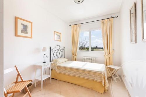 - une chambre avec un lit, un bureau et une fenêtre dans l'établissement Mar Menor Golf Resort - 117, à Las Casicas