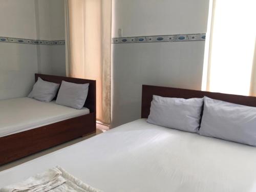 Łóżko lub łóżka w pokoju w obiekcie Nam Dương 1 Hotel