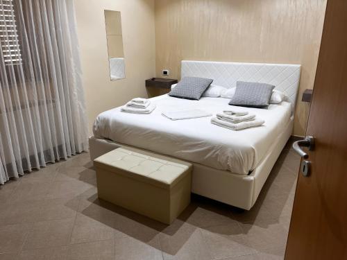 1 dormitorio con 1 cama con toallas en B&B Il Cuore del Borgo, en Papasidero