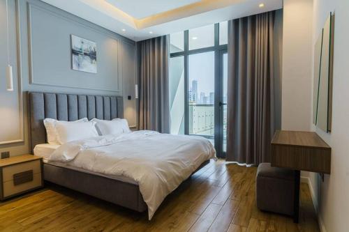 Premium 1 BR Apartment at Diamond Jumeirah Garden City 1 tesisinde bir odada yatak veya yataklar