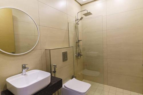 Premium 1 BR Apartment at Diamond Jumeirah Garden City 1 tesisinde bir banyo