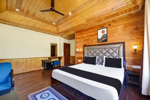 a bedroom with a bed and a wooden ceiling at OYO Itm Elysian in Vashisht