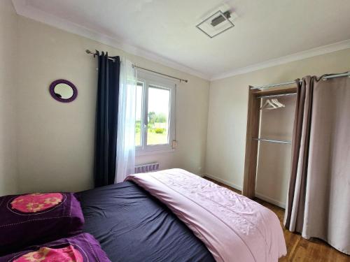 une chambre avec un lit et une fenêtre dans l'établissement Holiday Home in Kerbors near Côte de Granit Rose, à Kerbors