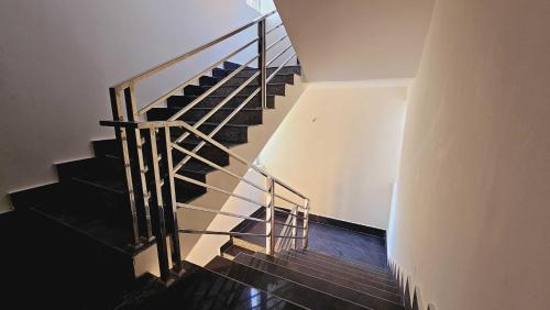 escalier avec rampe en métal dans un bâtiment dans l'établissement OYO Vensa Homestay, à Purî