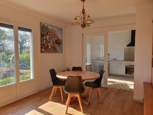 une cuisine et une salle à manger avec une table et des chaises dans l'établissement Holiday Home in Kerbors near Côte de Granit Rose, à Kerbors
