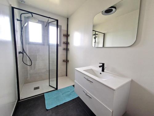 une salle de bain blanche avec un lavabo et une douche dans l'établissement Holiday Home in Kerbors near Côte de Granit Rose, à Kerbors