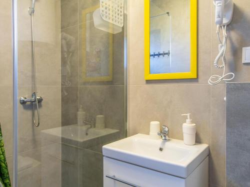 La salle de bains est pourvue d'un lavabo et d'une douche. dans l'établissement Holiday homes in Mi dzyzdroje for 4 people, à Międzyzdroje