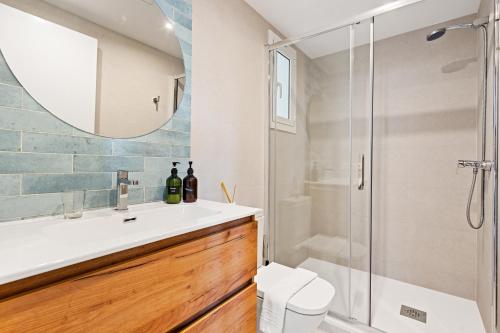 uma casa de banho com um lavatório e um chuveiro em Lodging Apartments Beach Studio 22 em Barcelona