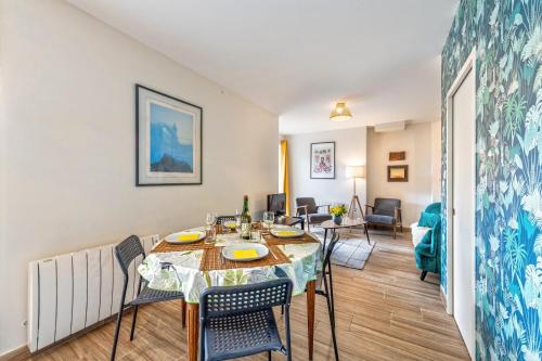 uma sala de jantar com mesa e cadeiras em Kelenn - Maison avec jardin et terrasse em Plougastel-Daoulas