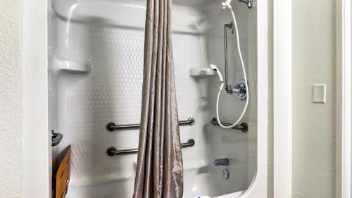 eine Dusche mit Duschvorhang im Bad in der Unterkunft Motel 6-Killeen, TX in Killeen