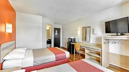 una camera d'albergo con 2 letti e una scrivania di Motel 6-Killeen, TX a Killeen