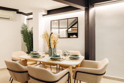 - une salle à manger avec une table et des chaises dans l'établissement AYQ Apartments BENIDORM BEACH 1, à Benidorm