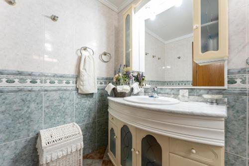 bagno con lavandino e specchio di Primera línea de playa fuengirola a Fuengirola