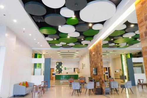 una hall con soffitto verde e bianco di Go Hotels Iloilo a Città di Iloilo