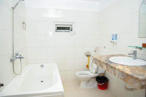 ein Badezimmer mit einem Waschbecken, einem WC und einer Badewanne in der Unterkunft lotus hotel 2 khách sạn bắc ninh in Bắc Ninh
