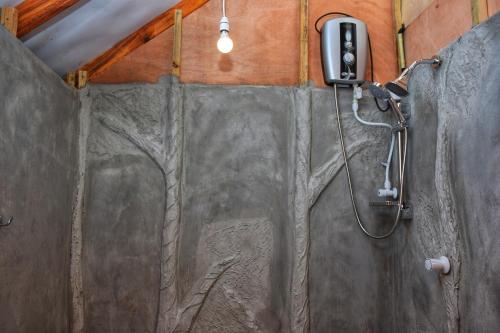 Un baño de Akash Treehouse