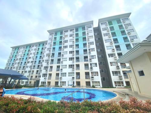 un gran edificio de apartamentos con una gran piscina en Seawind by the ocean, en Davao City