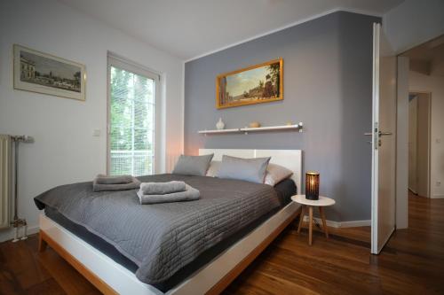 1 dormitorio con 1 cama con 2 toallas en The Berlin Getaway / 80qm in Berlin's Historic Diplomatic Quarter, en Berlín