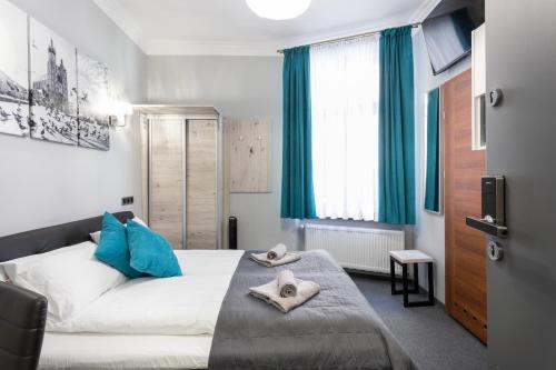 Postel nebo postele na pokoji v ubytování DAVE Elegant Apartments KRAKÓW Old Town