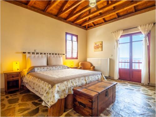 モウドロスにあるEthaleia Hotelの木製の天井が特徴のベッドルーム1室(ベッド1台付)