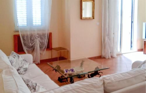 sala de estar con sofá blanco y mesa de cristal en Nice Apartment In Furci Siculo With Kitchen, en Furci Siculo
