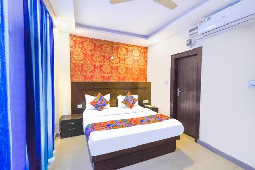1 dormitorio con 1 cama en una habitación en FabHotel Green view palace, en Indirapuram