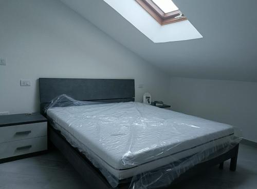 Ce lit se trouve dans un dortoir blanc doté d'une fenêtre. dans l'établissement Casa Vacanza Alessia, à Silvi Marina