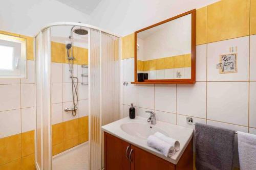 ein Bad mit einem Waschbecken und einer Dusche in der Unterkunft Villa Lena in Pridraga