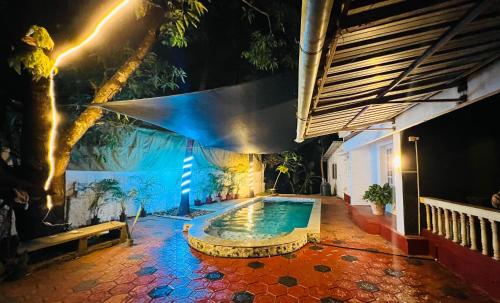 uma piscina no meio de uma casa em Tranquil Homestay em Mangalore