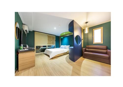 Habitación de hotel con cama y sofá en S1 Hotel en Incheon